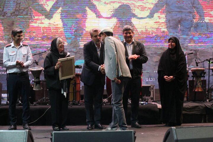 تقدیر هنرمندان از آتشنشانان جنگ