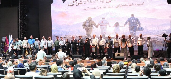 تقدیر هنرمندان از آتش‌نشانان جنگ