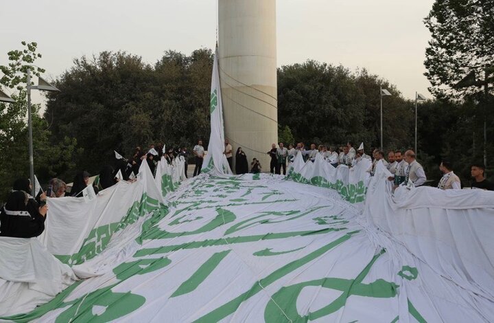اهتزاز بزرگترین پرچم علوی در تهران همزمان با ۱۱۰ نقطه در جهان 