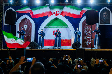 رونمایی از شناور تندروی هجومی ۲۷ رجب در میدان انقلاب
