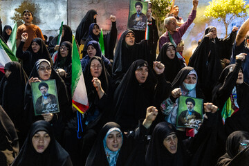 رونمایی از شناور تندروی هجومی ۲۷ رجب در میدان انقلاب