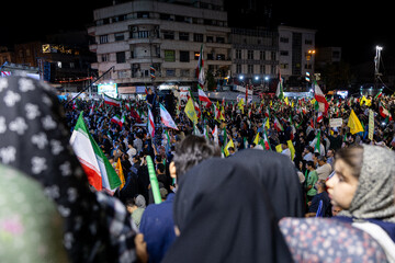 رونمایی از شناور تندروی هجومی ۲۷ رجب در میدان انقلاب