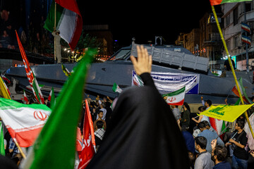 رونمایی از شناور تندروی هجومی ۲۷ رجب در میدان انقلاب