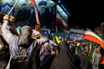 رونمایی از شناور تندروی هجومی ۲۷ رجب در میدان انقلاب