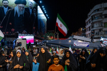 رونمایی از شناور تندروی هجومی ۲۷ رجب در میدان انقلاب