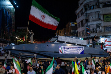رونمایی از شناور تندروی هجومی ۲۷ رجب در میدان انقلاب