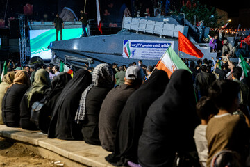 رونمایی از شناور تندروی هجومی ۲۷ رجب در میدان انقلاب