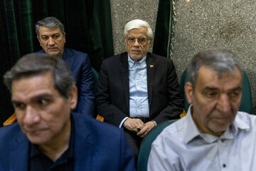 محمدرضا عارف معاون اول رییس جمهور در مراسم یادبود حاجیه خانم خدیجه خاتمی، خواهر سیدمحمد خاتمی