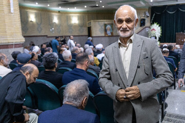 مصطفی معین در مراسم یادبود حاجیه خانم خدیجه خاتمی، خواهر سیدمحمد خاتمی