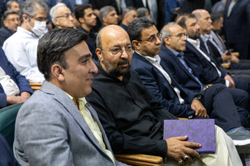 جواد امام در مراسم یادبود حاجیه خانم خدیجه خاتمی، خواهر سیدمحمد خاتمی
