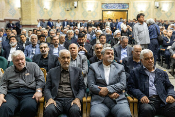 از راست- مصطفی کواکبیان، محسن مهرعلی زاده و ساعد باقری در مراسم یادبود حاجیه خانم خدیجه خاتمی