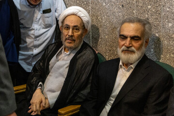 حسین فریدون و علی یونسی در مراسم یادبود حاجیه خانم خدیجه خاتمی، خواهر سیدمحمد خاتمی