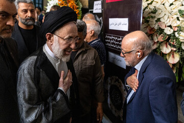 بیژن زنگنه و سید محمد خاتمی در مراسم یادبود حاجیه خانم خدیجه خاتمی، خواهر سیدمحمد خاتمی