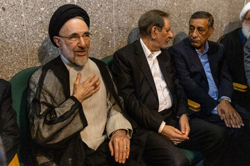 از راست- محمدجعفر قائم‌پناه، معاون اجرایی رئیس‌جمهور، اسحاق جهانگیری و سید محمد خاتمی در مراسم یادبود حاجیه خانم خدیجه خاتمی