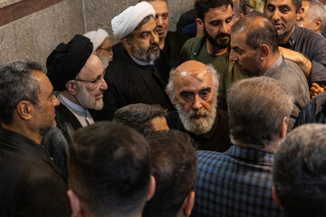 یونس شکرخواه و سید محمد خاتمی در مراسم یادبود حاجیه خانم خدیجه خاتمی