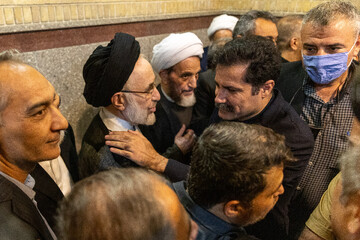 عبدالکریم حسینزاده، معاون رئیسجمهور در امور توسعه روستایی و مناطق محروم و سید محمد خاتمی در مراسم یادبود حاجیه خانم خدیجه خاتمی