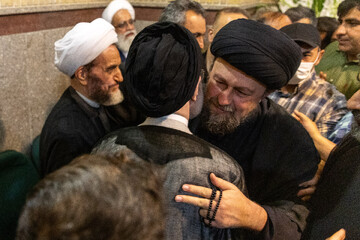 سید حسن خمینی در مراسم یادبود حاجیه خانم خدیجه خاتمی، خواهر سیدمحمد خاتمی