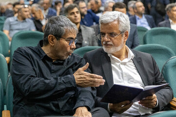 محمود صادقی در مراسم یادبود حاجیه خانم خدیجه خاتمی، خواهر سیدمحمد خاتمی