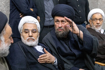 قدرت اله علیخانی، سید حسن خمینی و عبدالله نوری در مراسم یادبود حاجیه خانم خدیجه خاتمی، خواهر سیدمحمد خاتمی