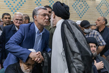 سید محمد خاتمی و محمدرضا ظفرقندی، وزیر بهداشت در مراسم یادبود حاجیه خانم خدیجه خاتمی، خواهر سیدمحمد خاتمی