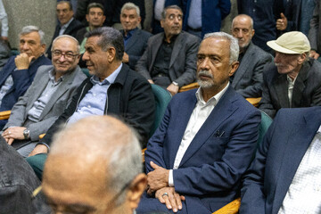 محمد نهاوندیان در مراسم یادبود حاجیه خانم خدیجه خاتمی، خواهر سیدمحمد خاتمی
