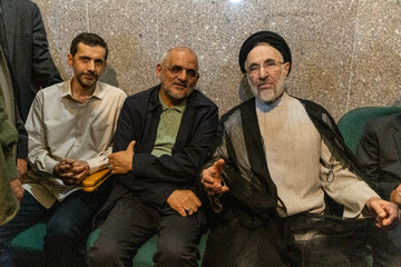 سیدمحمد خاتمی، محسن حاجی‌میرزایی، رئیس دفتر رئیس‌جمهور و یوسف پزشکیان در مراسم یادبود حاجیه خانم خدیجه خاتمی