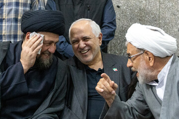 قدرت اله علیخانی، محمدجواد ظریف و سید حسن خمینی در مراسم یادبود حاجیه خانم خدیجه خاتمی، خواهر سیدمحمد خاتمی