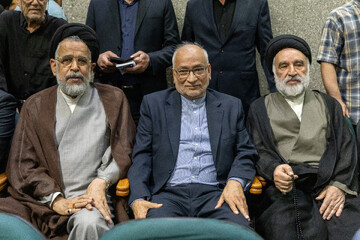 سیدسراج الدین موسوی، حسین مرعشی و محمود علوی در مراسم یادبود حاجیه خانم خدیجه خاتمی، خواهر سیدمحمد خاتمی