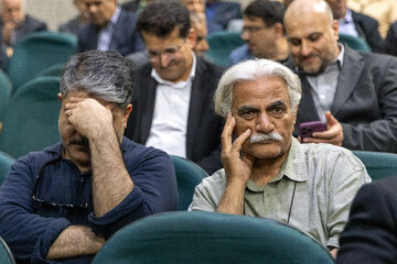 ایرج اسکندر در مراسم یادبود حاجیه خانم خدیجه خاتمی، خواهر سیدمحمد خاتمی
