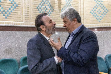 مهدی هاشمی و محمود واعظی در مراسم یادبود حاجیه خانم خدیجه خاتمی، خواهر سیدمحمد خاتمی