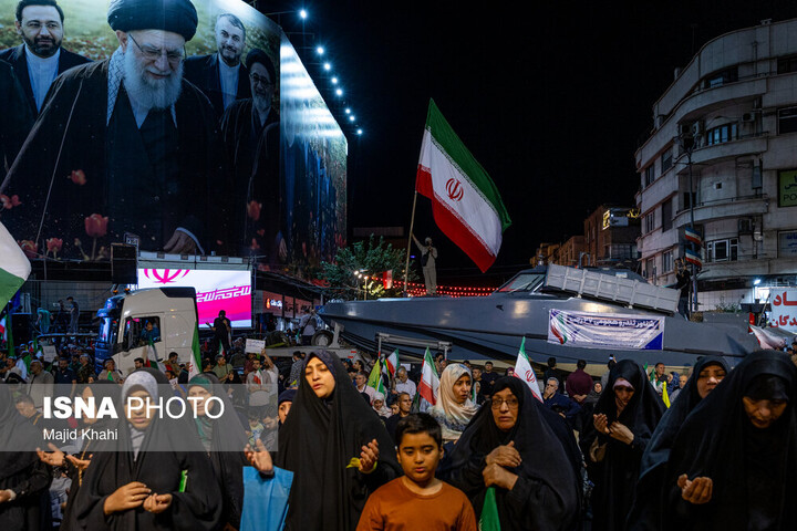 رونمایی از شناور تندروی هجومی ۲۷ رجب در میدان انقلاب