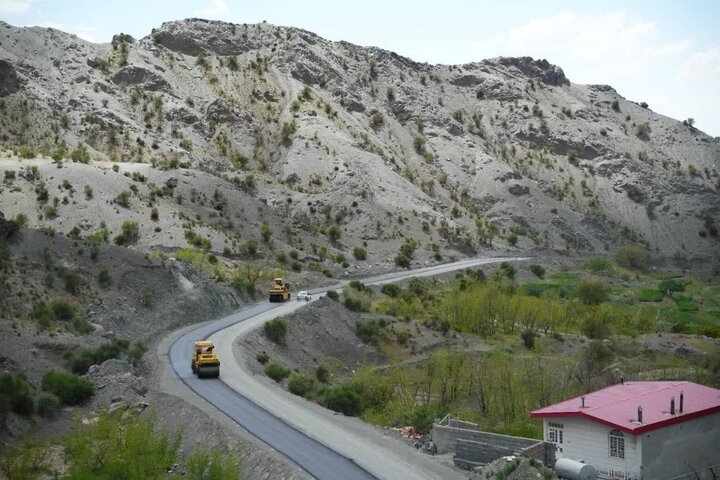 احداث فاز اول راه روستایی گیوک به طول ۲ کیلومتر