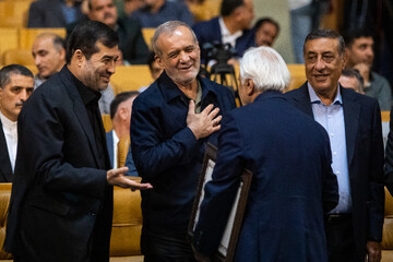 محمدجعفر قائم‌پناه، معاون اجرایی رئیس‌جمهور، مسعود پزشکیان رئیس جمهور ، احمد دنیا مالی، وزیر ورزش و پیمان جبلی، رئیس صدا و سیما در مراسم انتخاب برترین های ورزش ایران در سال ۱۴۰۴