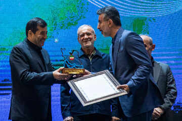تقدیر از برگزیدگان در مراسم برترین های ورزش ایران در سال ۱۴۰۴ توسط مسعود پزشکیان رئیس جمهور ، احمد دنیا مالی، وزیر ورزش و پیمان جبلی، رئس صدا و سیما