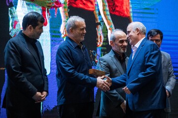 تقدیر از برگزیدگان در مراسم برترین های ورزش ایران در سال ۱۴۰۴ توسط مسعود پزشکیان رئیس جمهور ، احمد دنیا مالی، وزیر ورزش