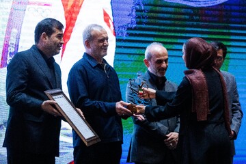 تقدیر از برگزیدگان در مراسم برترین های ورزش ایران در سال ۱۴۰۴ توسط مسعود پزشکیان رئیس جمهور ، احمد دنیا مالی، وزیر ورزش و پیمان جبلی، رئس صدا و سیما