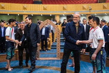 مسعود پزشکیان رئیس جمهور و احمد دنیا مالی، وزیر ورزش در مراسم انتخاب برترین های ورزش ایران در سال ۱۴۰۴