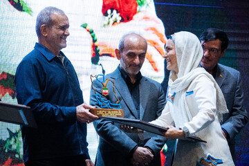 تقدیر از برگزیدگان در مراسم برترین های ورزش ایران در سال ۱۴۰۴ توسط مسعود پزشکیان رئیس جمهور 