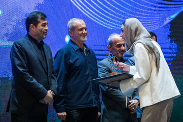 تقدیر از برگزیدگان در مراسم برترین های ورزش ایران در سال ۱۴۰۴ توسط مسعود پزشکیان رئیس جمهور ، احمد دنیا مالی، وزیر ورزش و پیمان جبلی، رئس صدا و سیما