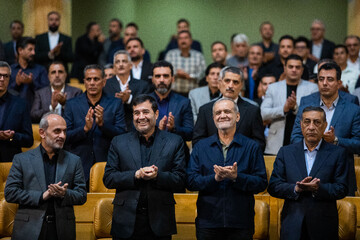 محمدجعفر قائم‌پناه، معاون اجرایی رئیس‌جمهور، مسعود پزشکیان رئیس جمهور ، احمد دنیا مالی، وزیر ورزش و پیمان جبلی، رئیس صدا و سیما در مراسم انتخاب برترین های ورزش ایران در سال ۱۴۰۴
