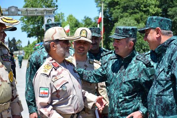 گفتگوی سردار قاسم رضایی جانشین فرمانده انتظامی کشور با ژنرال پالکوونیک الچین قلی اف فرمانده مرزبانی کشور جمهوری آذربایجان در گذرگاه مرزی آستارا