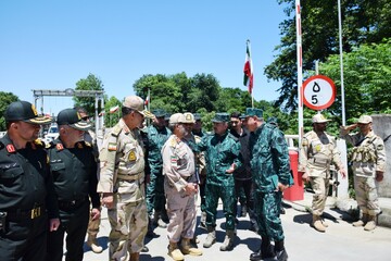 دیدار جانشین فرمانده انتظامی کشور و فرماندهان مرزبانی ایران و آذربایجان در گذرگاه مرزی آستارا