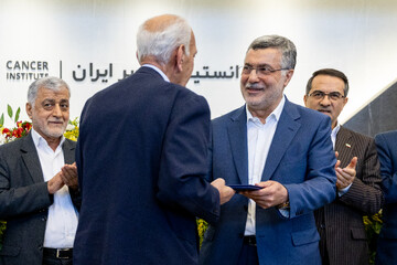 تقدیر از خیرین توسط محمدرضا ظفرقندی، وزیر بهداشت در آیین بهره‌برداری از انستیتو کانسر مجتمع بیمارستانی امام خمینی (ره)