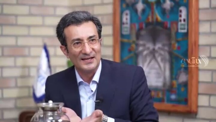 هنوز به آستین کوتاه و مقنعه رنگی معلم گیر می‌دهند!/در گزینش می‌پرسند نام وزیر اقتصاد چیست؟