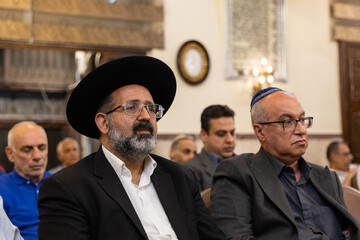 همایون سامه‌یح نجف‌آبادی، نماینده کلیمیان در مجلس و خاخام یونس حمامی، رهبر کلیمیان ایران در بزرگداشت سی و هفتمین سالگرد ارتحال امام خمینی(ره) در کنیسه یوسف آباد