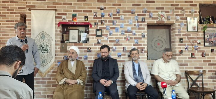 امام خمینی(ره) به ما استقلال بخشید