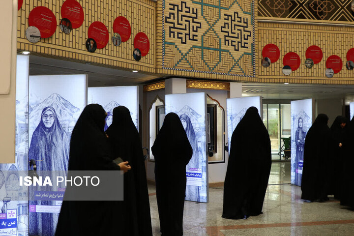 نمایشگاه «بانوی ایرانی» در حوزه خواهران افتتاح شد