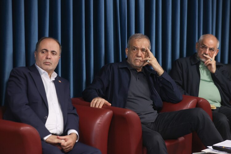 پزشکیان:  باید حضور مؤثر در بازار جهانی و زنجیره‌های تأمین بین‌المللی تقویت شود