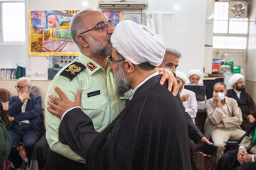 آیت الله محمد جواد فاضل لنکرانی و سردار میرحیدری فرمانده فراجا استان قم در مراسم عمامه گذاری طلاب در روز عید سعید غدیر خم - قم