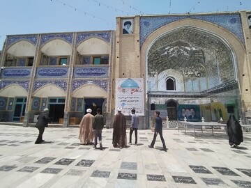 حاشیه در راهپیمایی ۱۵ خرداد پیشوا؛ هدایت خبرنگار ایسنا از ورودی آقایان به حیاط حرم